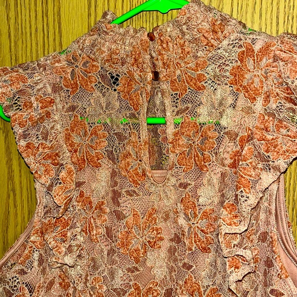 Adorable Lacey ruffled blouse - Picture 7 of 8